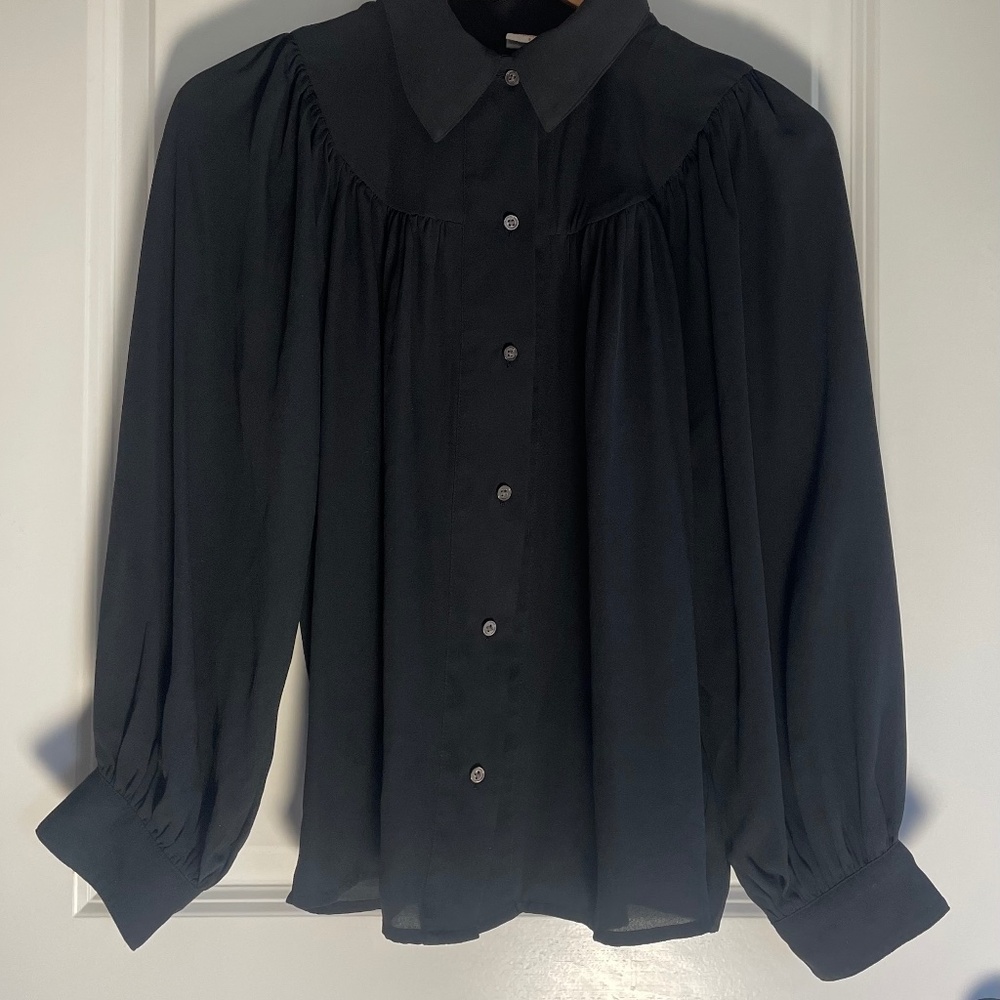 Levi’s yoked button front blouse — puff sleeves — size small — black